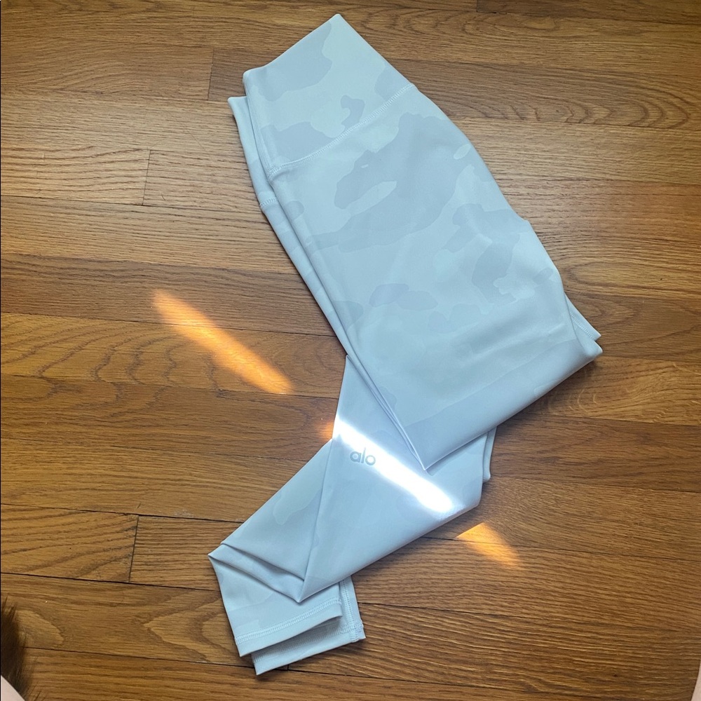 Women’s ALO Yoga Leggings - White / Light Grey Camo